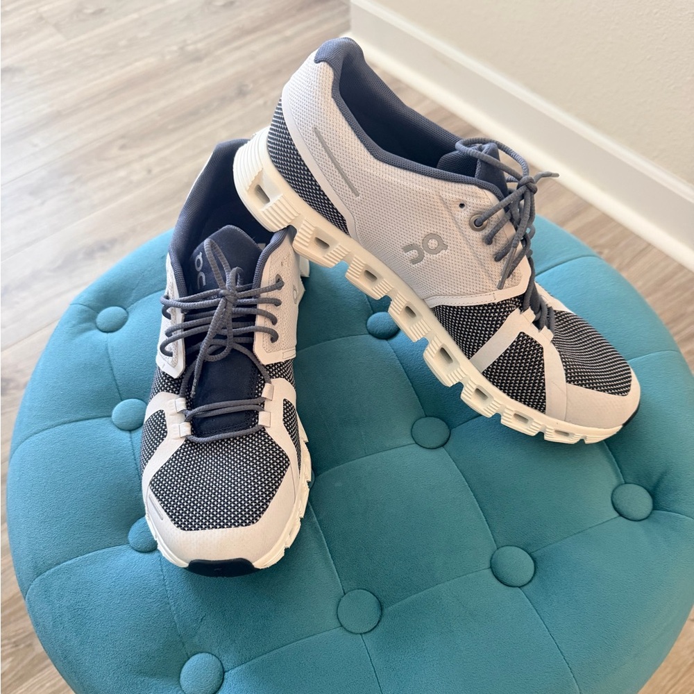 On Women's Cloudflow Lightweight Running Shoes in Lavender and Ink - Like New!!